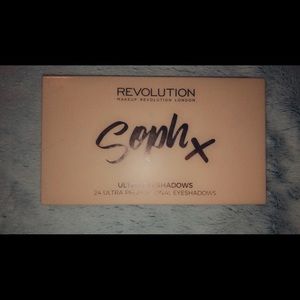 makeup revolution eyeshadow palette